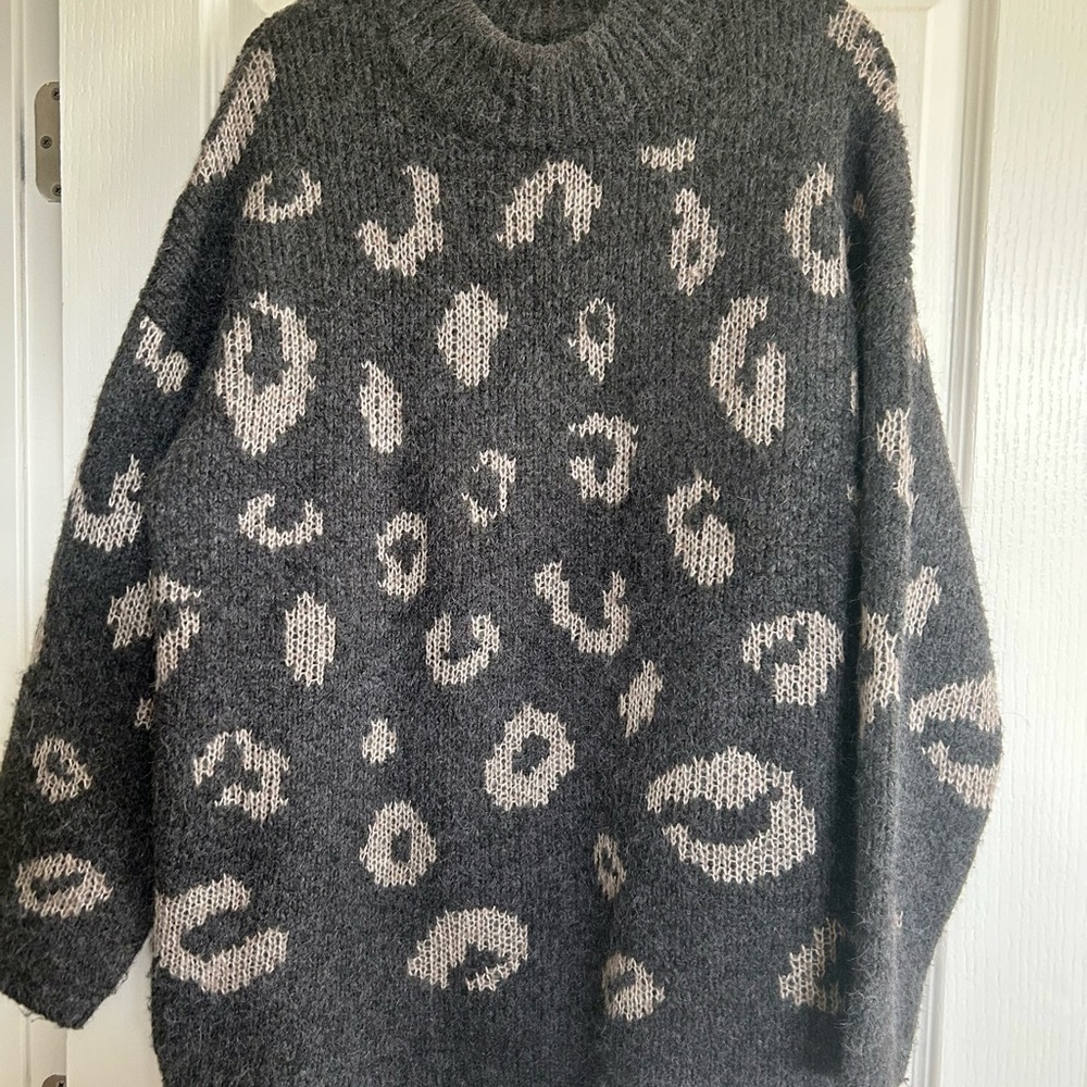 Universal Thread Gray and Cream Patterned Turtleneck Sweater
